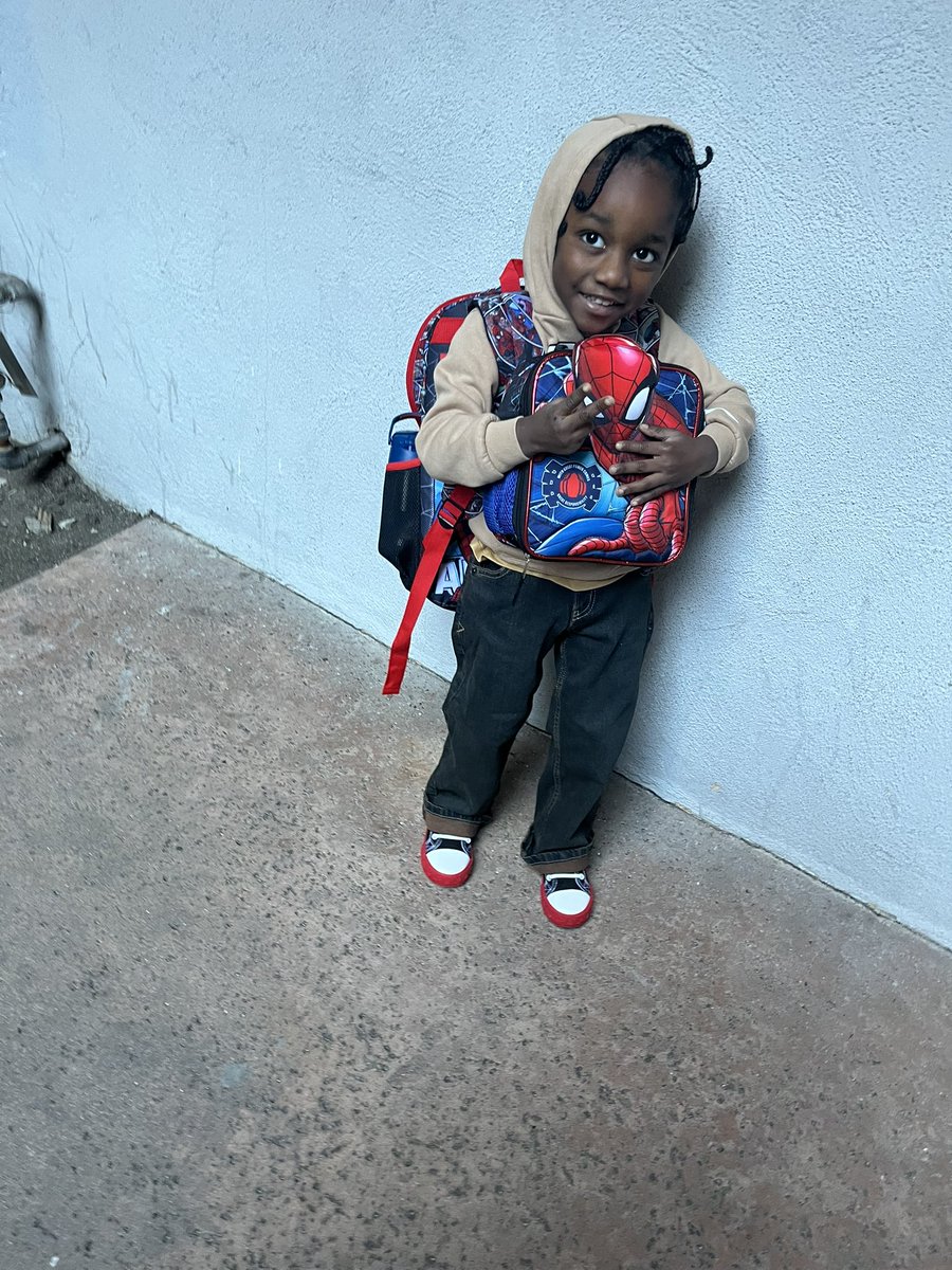 luluthabloom's tweet photo. i’m not crying you are 🥹🥹🥹😍😍😍😍😍. #firstdayofpreschool https://t.co/2BU7VGYOD9