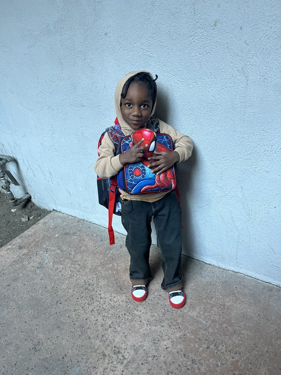 luluthabloom's tweet photo. i’m not crying you are 🥹🥹🥹😍😍😍😍😍. #firstdayofpreschool https://t.co/2BU7VGYOD9