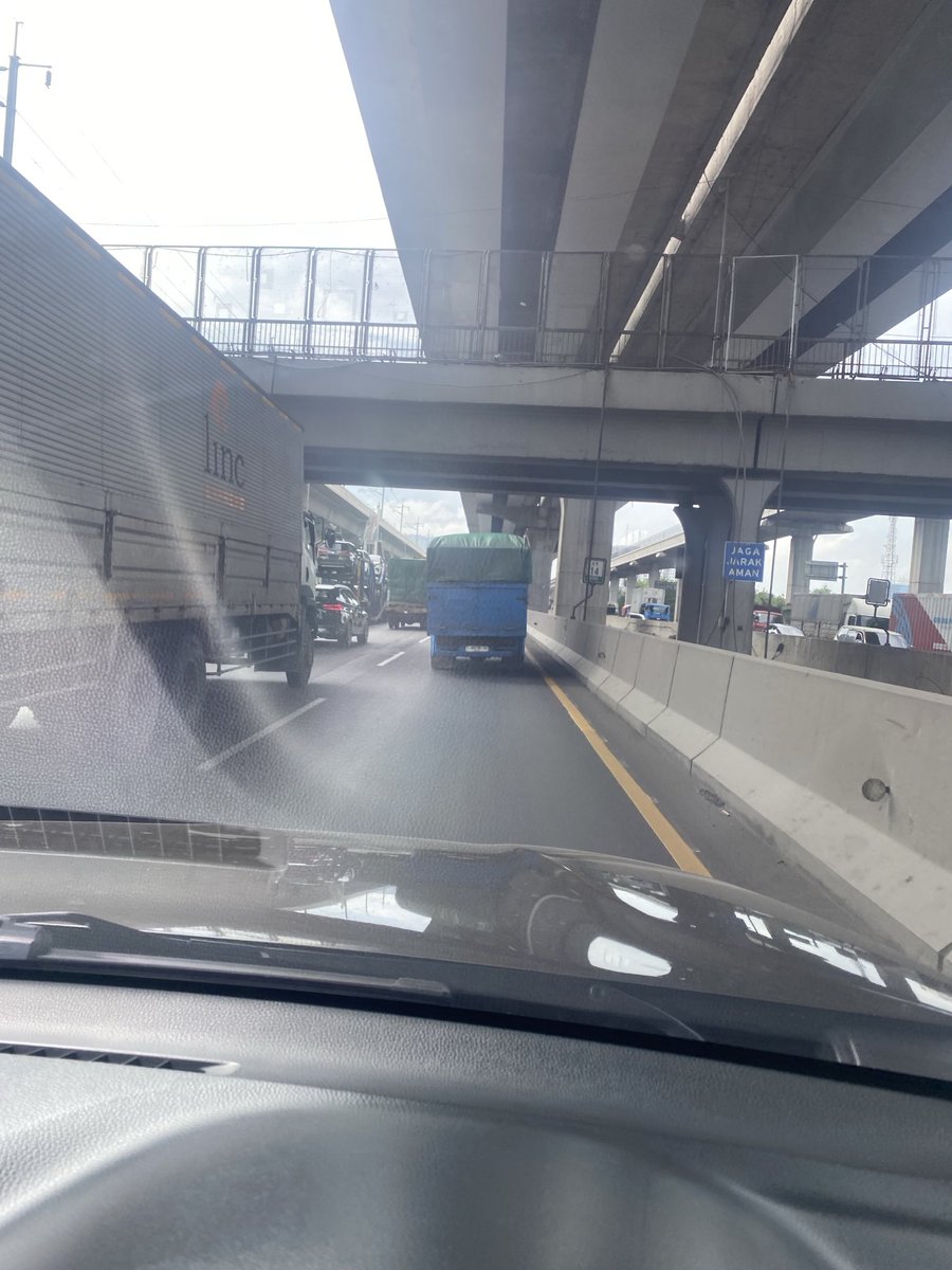 Toll Cikampek arah Jakarta udh ga beraturan, truk pun udh di jalur cepat. ⁦<a href="/NTMCLantasPolri/">KorlantasPolri.Ntmc</a>⁩ ⁦<a href="/PTJASAMARGA/">PT. JASAMARGA</a>⁩