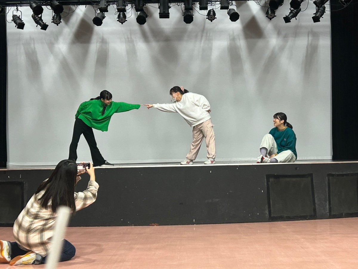 写真を見返していたら懐かしいのが出てきたので……🤭

「どこまでも高く、青い空へ」
早いことにもう1ヶ月以上経ちました

写真はあるシーンの稽古でなかなか上手くいかず苦戦してる私です😉みんなああでもないこうでもないって一緒に考えて練習にも繰り返し付き合ってくれました、ありがとう🫶🏻