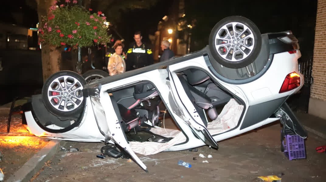 Auto over de kop na ruzie op bruiloft