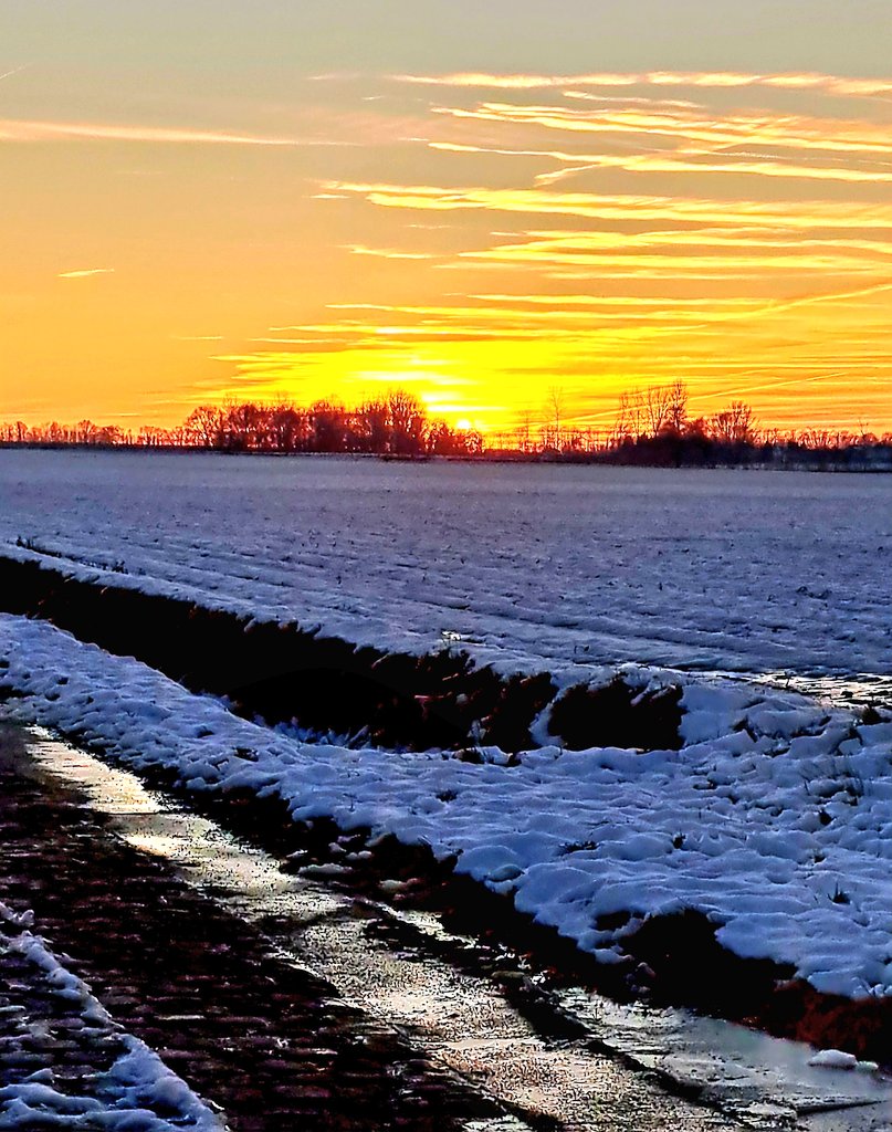 ilseja1's tweet photo. Wat woon ik toch op een schoon plekske in Vlaanderen. En nog altijd vollenbak sneeuw hier ❄️☀️❄️ #Boutersem #zonsondergang #sunset https://t.co/YgJXzKtTvR