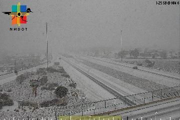 Road Camera on I-25 @ Los Lunas is showing snow accumulating on the highway. This brief band of snow showers will impact the ABQ area between 930AM and 11AM. Be prepared for rapidly dropping visibility and slick roads. #NMwx