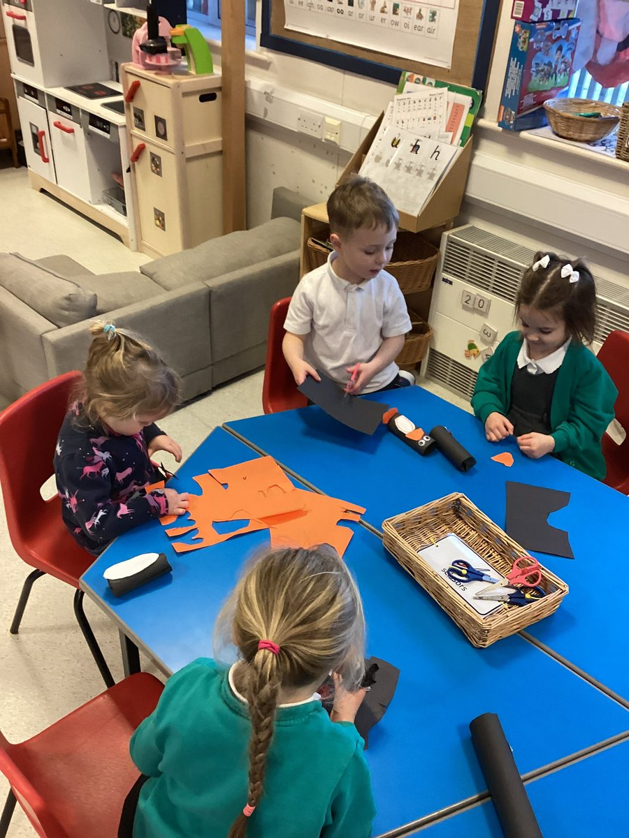 CatfieldPrimary's tweet photo. Last week Tigers and Cubs learnt all about Antarctica and the animals that live in cold places. They used their fine motor skills to create their own penguins! https://t.co/r1S9sO2PIF