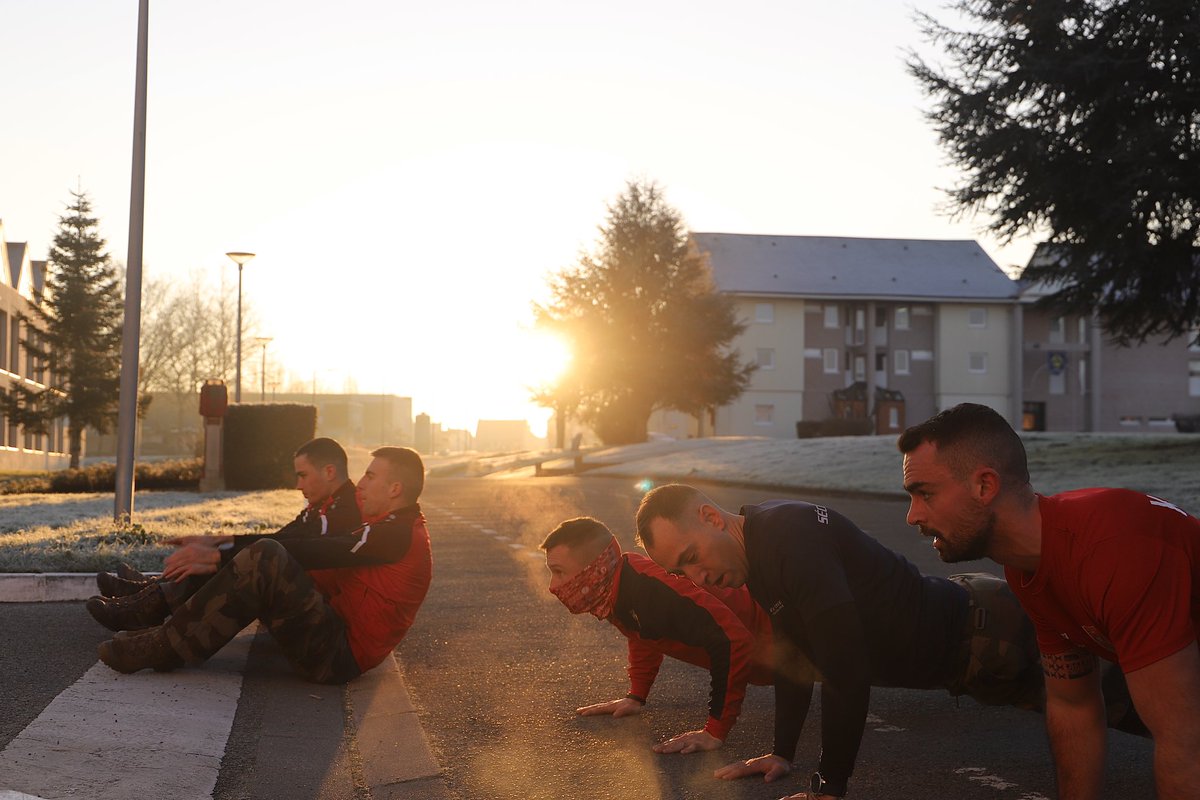 Lundi sportif avec les Kodály 23, qui ont organisé une séance de crossfit pour le chef de corps à l’issue des couleurs régimentaires. 💪

Au programme : sueur et bonne humeur dans les premières lueurs hivernales. ❄️

#MondayMotivation #armee #trellis