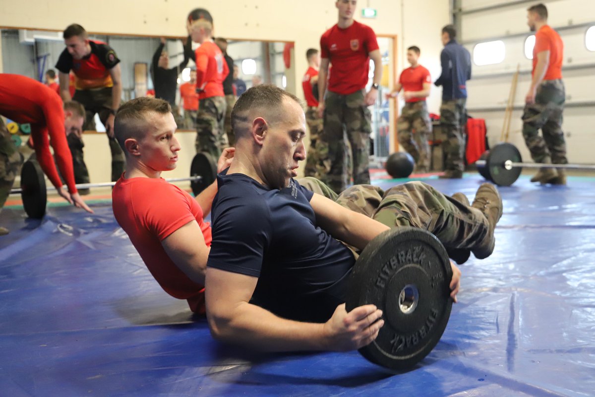 riisc_1's tweet image. Lundi sportif avec les Kodály 23, qui ont organisé une séance de crossfit pour le chef de corps à l’issue des couleurs régimentaires. 💪

Au programme : sueur et bonne humeur dans les premières lueurs hivernales. ❄️

#MondayMotivation #armee #trellis