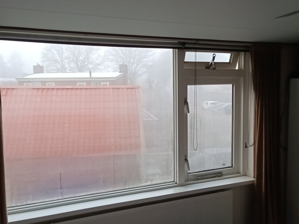 PruimElzo's tweet photo. Het is weer niet te doen met deze kou vocht en schimmel vensterbank weer vol water ramen potdicht van condens https://t.co/dn9Q9DA78B