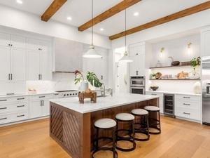 RealEstateByQ's tweet photo. Thinking of a kitchen remodel? Top designers reveal 10 outdated trends for 2025, from open shelving to all-white designs. Get expert advice on what to choose instead. https://t.co/SEBjex8IJo https://t.co/kPgsgC6y6X