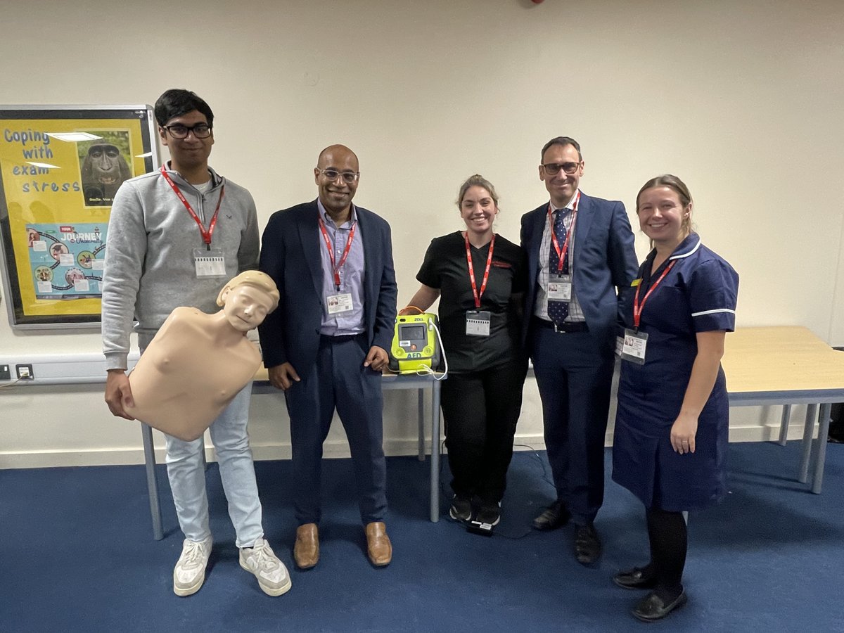 ULHT_News's tweet photo. A team from Lincolnshire Heart Centre gave up their own time to provide CPR training to more than 120 students during one afternoon.

The team held sessions for students to learn the skills needed to help save a life in the event of a cardiac arrest. 

👉 https://t.co/SoA5SKb5gZ https://t.co/GEpUnMWPFz