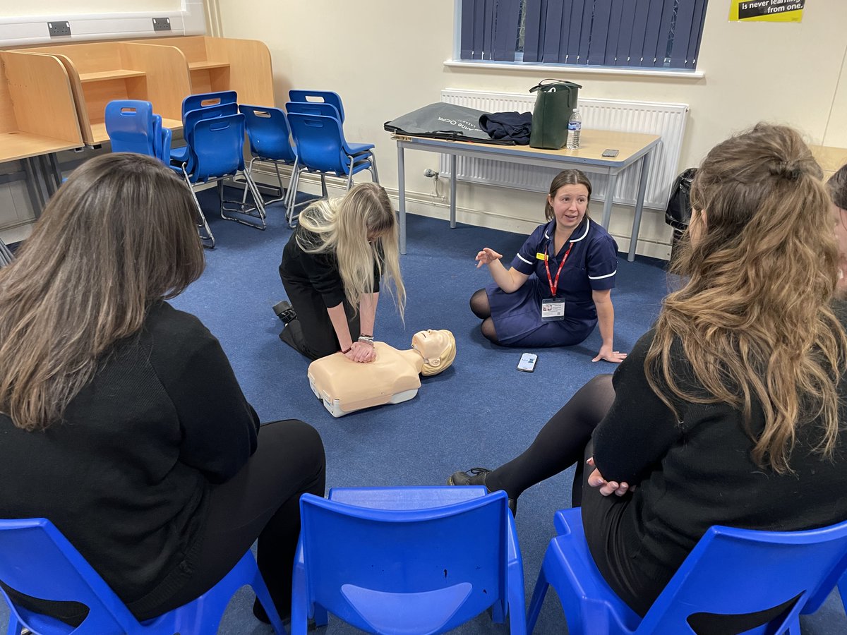 ULHT_News's tweet photo. A team from Lincolnshire Heart Centre gave up their own time to provide CPR training to more than 120 students during one afternoon.

The team held sessions for students to learn the skills needed to help save a life in the event of a cardiac arrest. 

👉 https://t.co/SoA5SKb5gZ https://t.co/GEpUnMWPFz