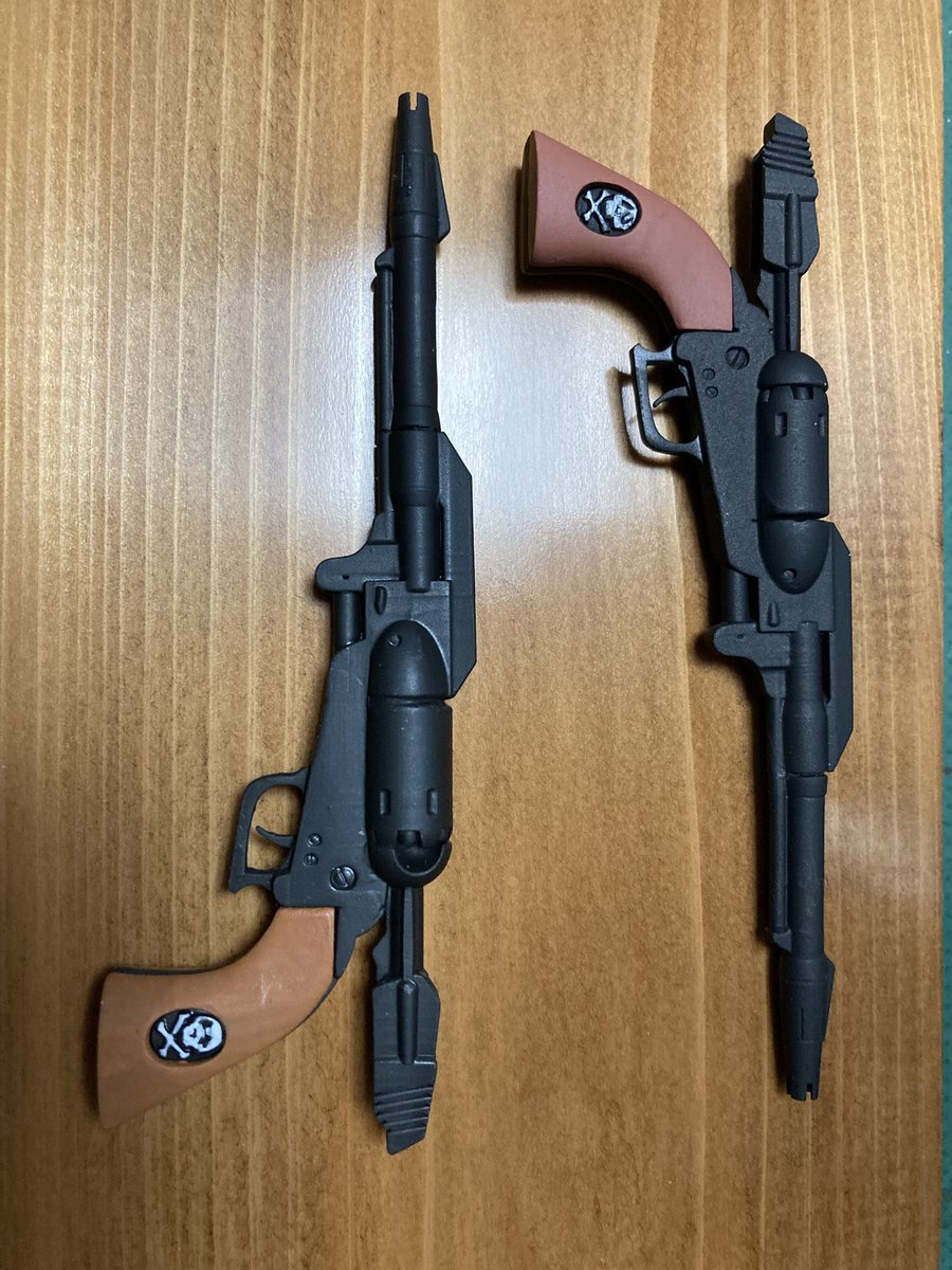 年末の戦士の銃の星野鉄朗モデルに続き、キャプテンハーロックモデルを作ってみましたが、艶が出過ぎたので艶消しを塗ったら鉄朗モデルのメタルブラックと同じ風になってしまいました。
写真でも違いが分からないですよね。