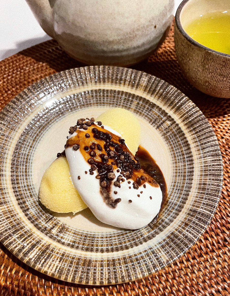 AtelierPopo's tweet photo. 年末にたくさん頂いた東京バナナ

そのまま十分堪能したので、
最後は欲望の赴くままに生クリームと黒蜜をかけました！至福🐒 https://t.co/gx0GnL0uwL
