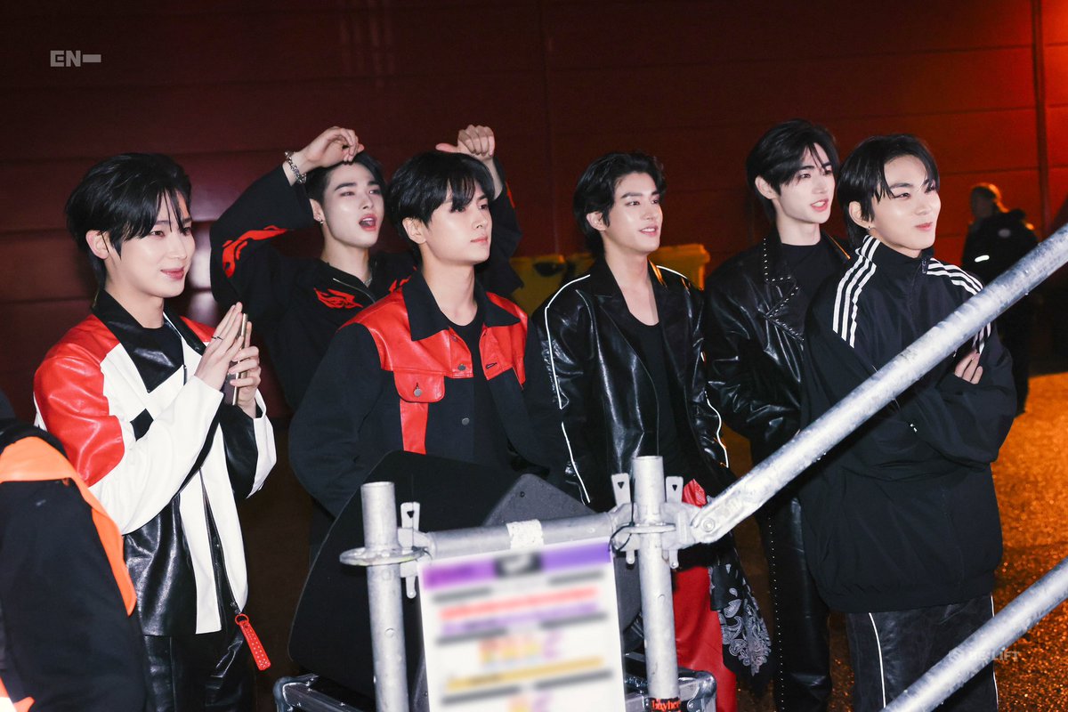 enhypenweverse's tweet photo. [PHOTO] 250113

ENHYPEN <Music Bank in MADRID> Behind Photo Sketch 📸 

(1/10)

@ENHYPEN_members @ENHYPEN #ENHYPEN #엔하이픈 https://t.co/EAhNzOUaDb
