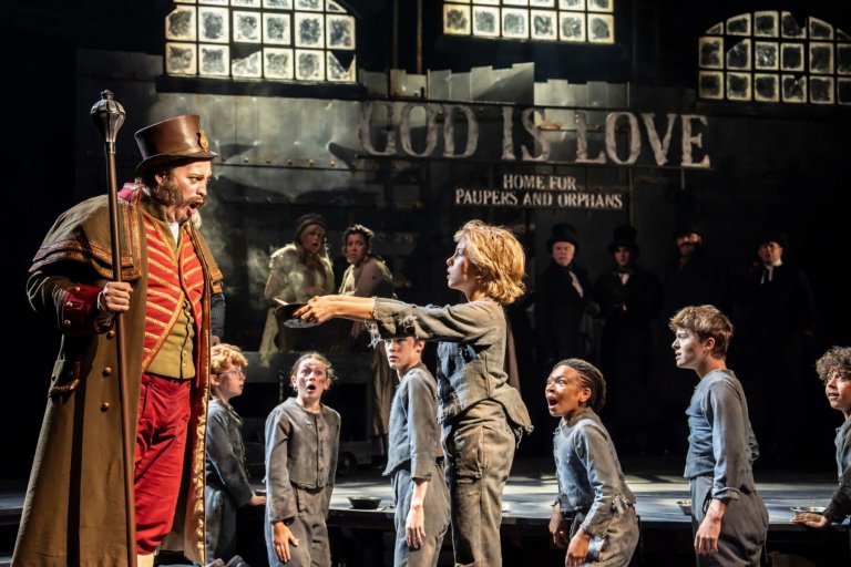 Oliver! revival extends West End run into 2026 whatsonstage.com/news/oliver-re…