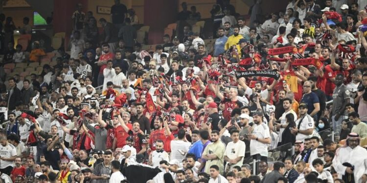 copaalemdacopa's tweet photo. Mais uma vez disputada na Arábia Saudita, a Supercopa da Espanha ficou marcada pelo show do Barcelona, que atropelou o Real Madrid na decisão.

Mas fora de campo, torcedoras e companheiras dos atletas reclamaram do comportamento dos homens sauditas e fizeram denúncias de assédio. https://t.co/eswyI8oOxN