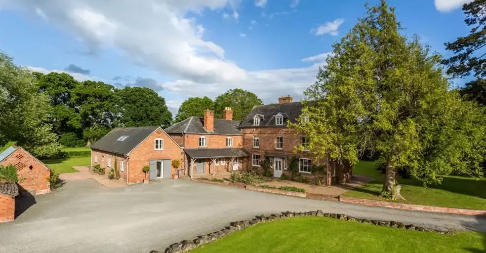 🥰🌟 #SpecialOffer!.. #Lateavailability!!! 🌟🥰 Monnington House and Garden Cottage, Herefordshire, #ValentinesSpecial, Was £3200, now £2720 15% Off. Deal available for stays between 14th February to 17th February