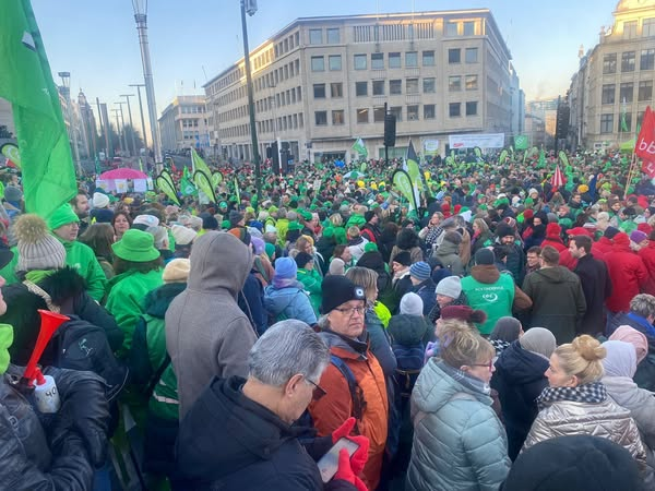 EFFAT_org's tweet photo. ✊ EFFAT stands in solidarity with 🇧🇪 workers on their action day against new reforms, including raising the #retirement age.   

Wage freezes, indexation reform, longer working hours, and precarious contracts could be the harsh outcomes of the #arizona coalition’s new plan. https://t.co/8caNlvDy7L