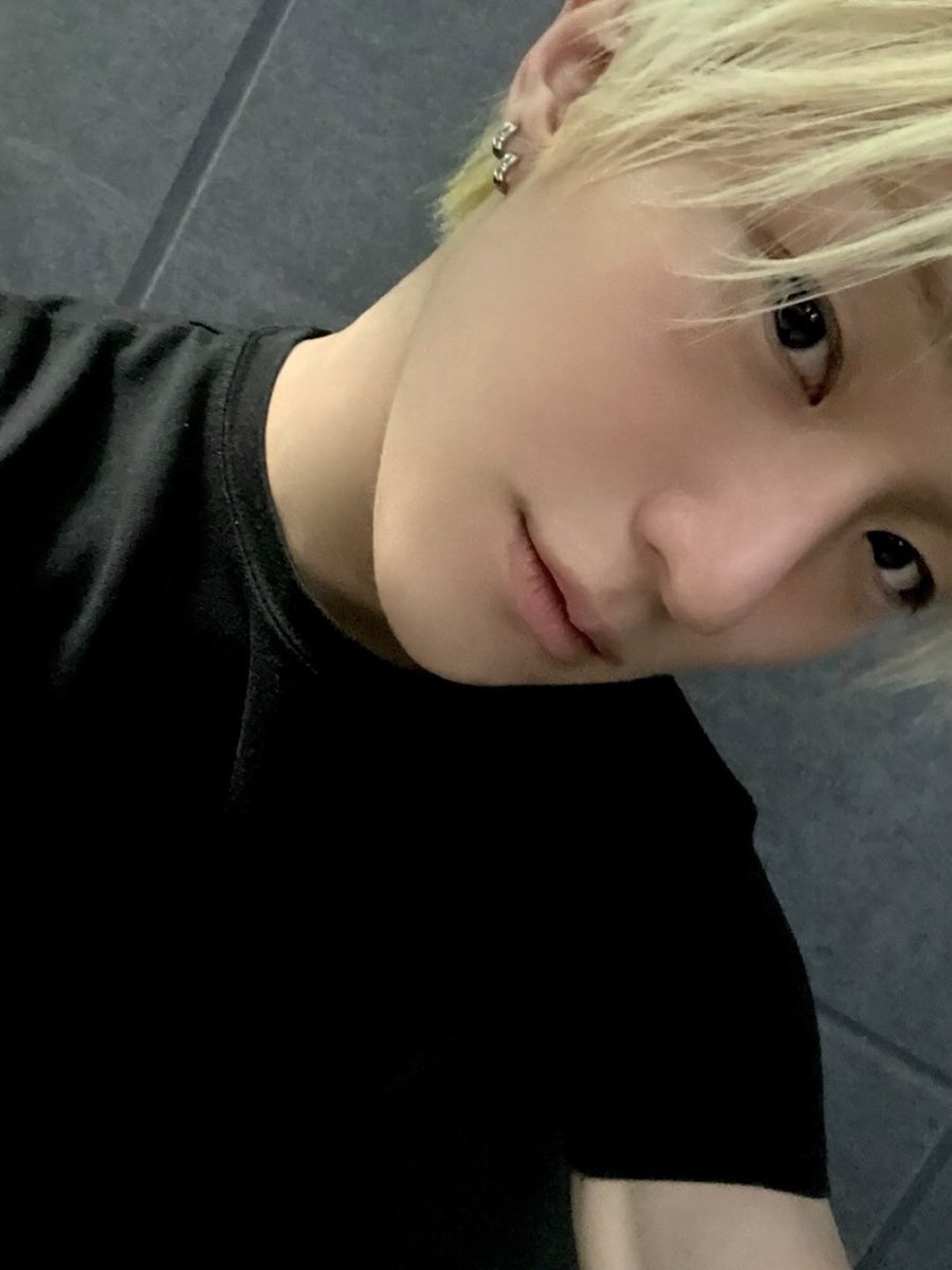 ATBO_members's tweet photo. 연습실🖤
#ATBO #오준석 #OhJunseok #연습실 https://t.co/mP1ZZWUeUe