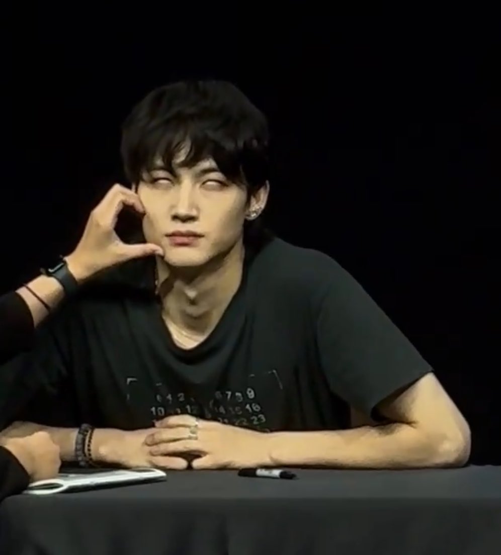 제스,࿊ tweet media