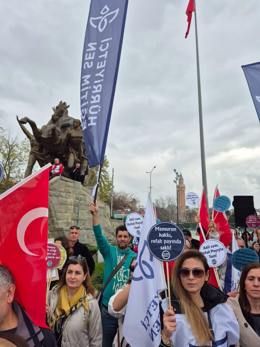 sule_ky's tweet photo. Keşke çoğunluğun seslerini de bu meydanlarda görebilseydik #13OcakErMeydanı
iyi ki @HurEgitimSen https://t.co/yA18YTJ9sR