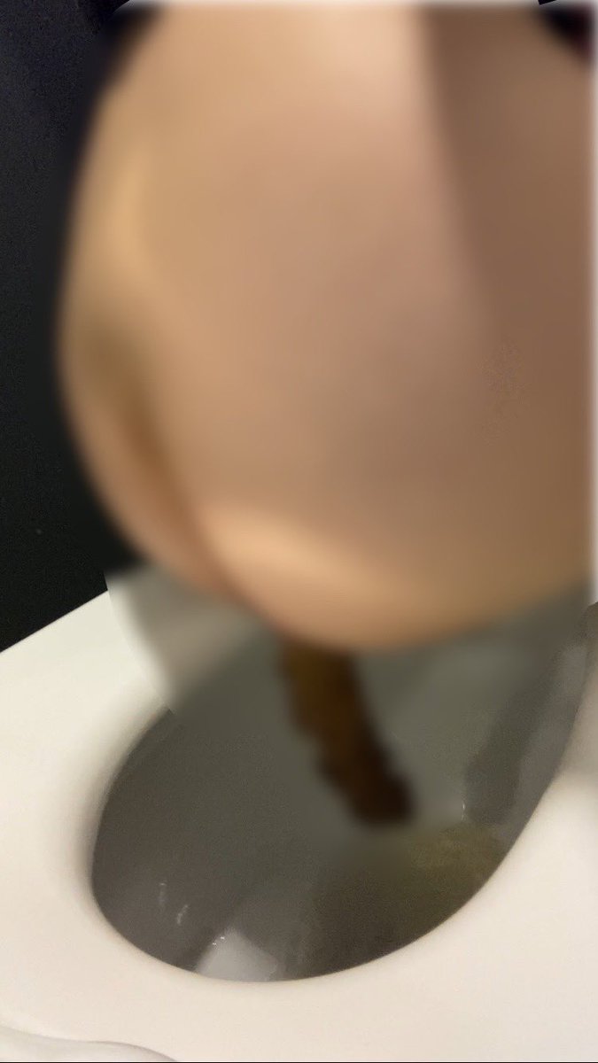 Sayuri___u's tweet photo. またまたトイレでもりもりうんち💩

新年会続きでいっぱいご飯食べたので沢山うんちが出��スッキリしました！

やっぱりおっきいうんちを出すのが気持ちよくて大好き🥰

でも…こんなにいっぱい出るならお家まで我慢してちゃんと動画撮りたかったです😣💦

動画はうんちブログをご覧ください！！ https://t.co/w9mqfWudEX