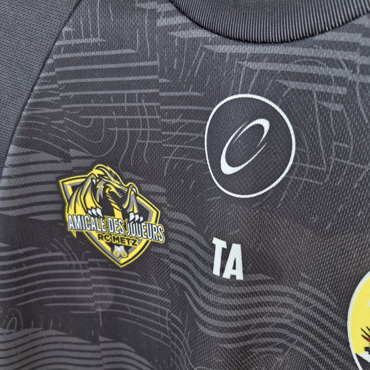 #nouveauté2025🤟 - La Team #AKKASPORTS, vous présente aujourd'hui, le nouveau maillot Training 𝘼𝙏𝙊𝙈 imaginé pour les joueurs du ⚫🟡 Rugby Club Metz Moselle  🟡⚫.  
🙏Merci une nouvelle fois aux joueurs pour la confiance ‼️