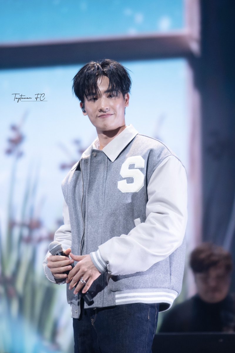 taytawanfc's tweet photo. ดีใจที่ได้พบกัน on stage  @Tawan_V 
ขอบคุณแฟนๆชาวญี่ปุ่น และชาติอื่นๆ ที่มาให้กำลังใจพี่เตวันนี้ด้วยนะครับ 🙏💙

TAYNEW SHINING AT JAPAN
#เตนิว #TayNew
#Tawan_V 
#GMMTVFanFest2025JP https://t.co/Es201pU30C