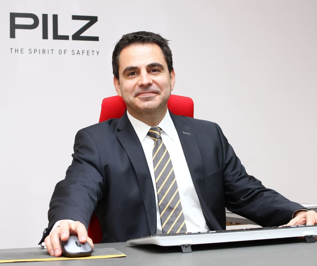 Pilz_ES_PT's tweet photo. 🎙 “Veremos en breve la aplicación de la realidad aumentada y virtual en la definición de diseños de seguridad de las máquinas”. No te pierdas la entrevista a nuestro director general, @luistaverner, con la que @AerAutomation estrena el año.
👉️ https://t.co/U6FJiuX98x https://t.co/Ndfpmo7cew