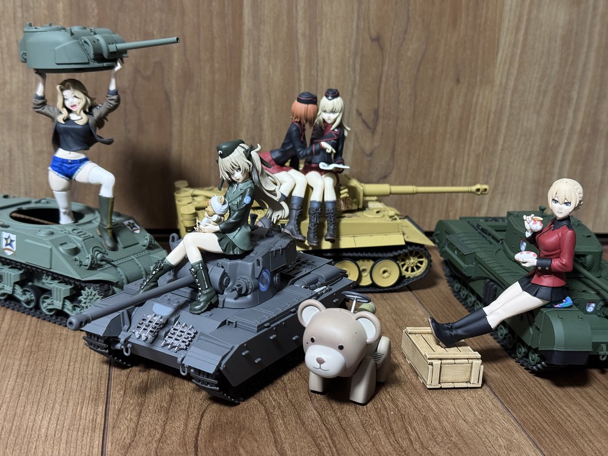 j9mz23's tweet photo. 完成しました！モデルカステンさんの島田愛里寿 山下しゅんやさんVer.です！ボコとかの塗り分けが大変だった…あとデカール貼りミスって帽子のマークとかほぼ手書きになっちゃったけど上手くいってよかった。
今までの山下しゅんやさんシリーズと並べて。あとは継続のミカだけ！ https://t.co/4BV60nNQCJ