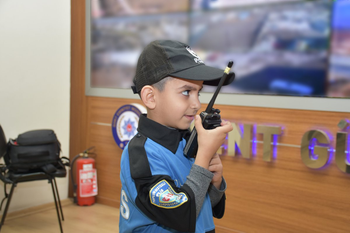 siirtemniyet's tweet photo. Hayallere Dokunuyoruz👮‍♂🚔❤🧑

En büyük hayali ”Polis Olmak" olan özel gereksinimli çocuğumuzu Emniyet Müdürlüğümüzde misafir ederek birimlerimizi tanıtıp, hoşça vakit geçirdik.
#siirtemniyet https://t.co/ajVmUHuuh3