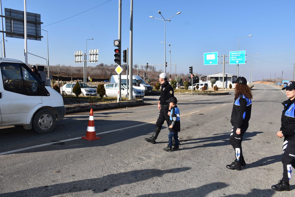 siirtemniyet's tweet photo. Hayallere Dokunuyoruz👮‍♂🚔❤🧑

En büyük hayali ”Polis Olmak" olan özel gereksinimli çocuğumuzu Emniyet Müdürlüğümüzde misafir ederek birimlerimizi tanıtıp, hoşça vakit geçirdik.
#siirtemniyet https://t.co/ajVmUHuuh3