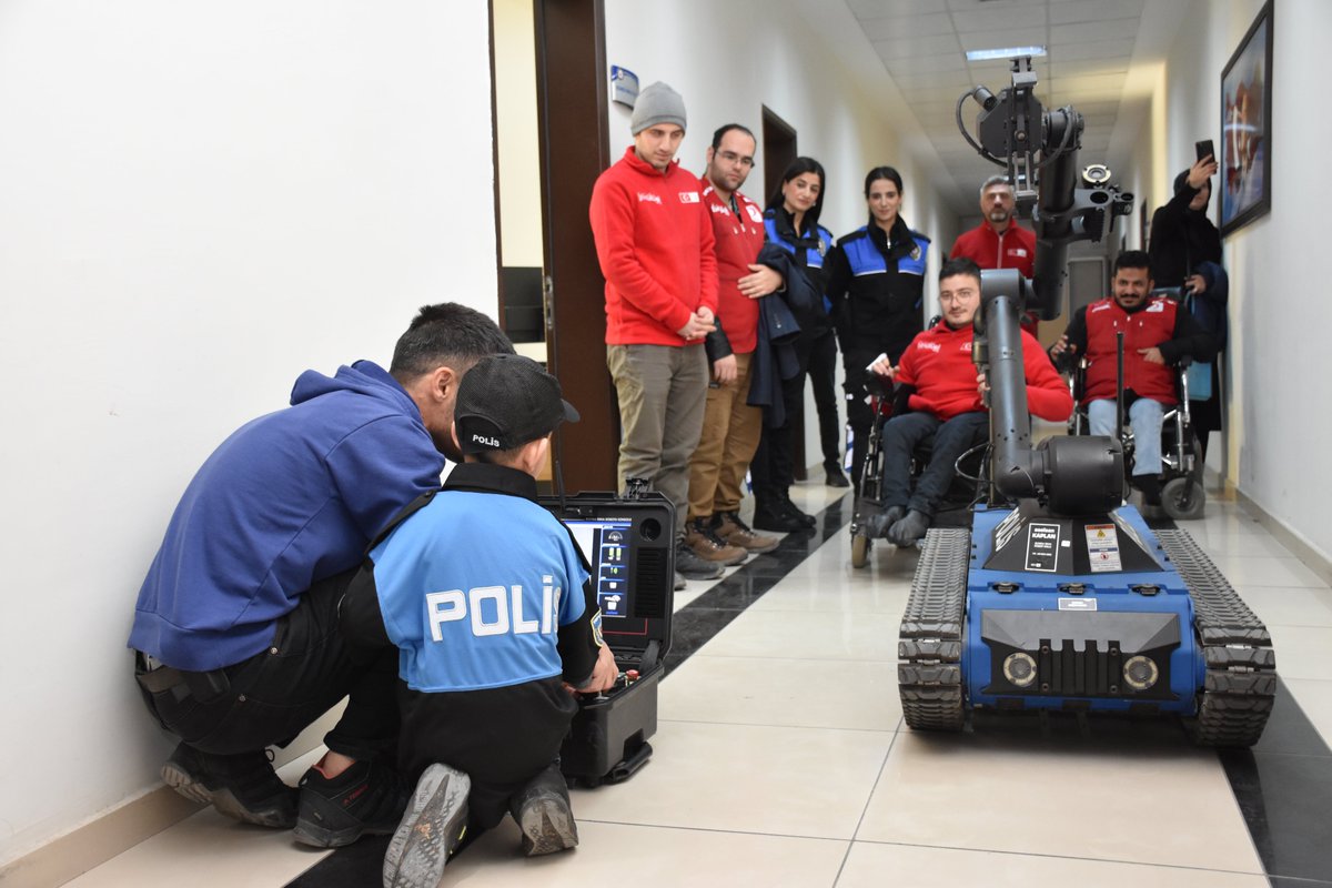 siirtemniyet's tweet photo. Hayallere Dokunuyoruz👮‍♂🚔❤🧑

En büyük hayali ”Polis Olmak" olan özel gereksinimli çocuğumuzu Emniyet Müdürlüğümüzde misafir ederek birimlerimizi tanıtıp, hoşça vakit geçirdik.
#siirtemniyet https://t.co/ajVmUHuuh3