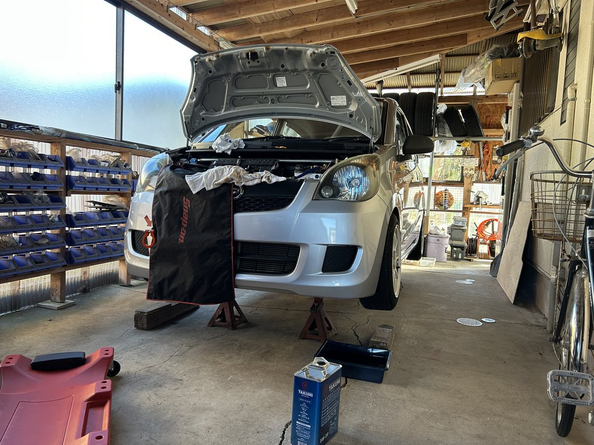happygarage10's tweet photo. 都合で年末に出来なかったオイル交換祭り

エンジン・トランスファー・デフオイル交換です😃

冬の朝イチなので、オイル抜けを少しでも良くするためウマ乗りの状態でしばし駆動系のウォーミングアップ。あぁFRなんだなぁとしばし感慨にふけるワタシ😁
#L285v #ミラ #4WD改FR #ライトウェイトFR https://t.co/cyMFdIoo3t