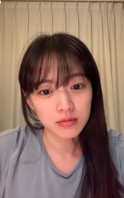 이 언니랑은.. 대학때 만나서 꽤 오래 썸탈것같은데
대기업 취직하더니 급 연락 뜸해질것같..
근데 가끔 회식날같이 술마시는날이면
시간불문하고 영상통화올것같음..ㅋㅋ
그때까지 과제하고있어서 머리대충 집게핀에 안경쓰고있는데 언니가 갑자기
..나 이시간에 너 집가면.. 좀 그런가?
물어볼듯