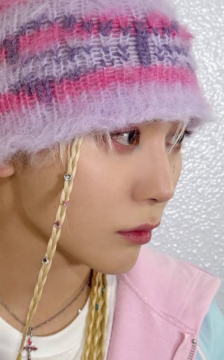 GOOD LORD SEUNGKWAN IS SO PRETTY 😩