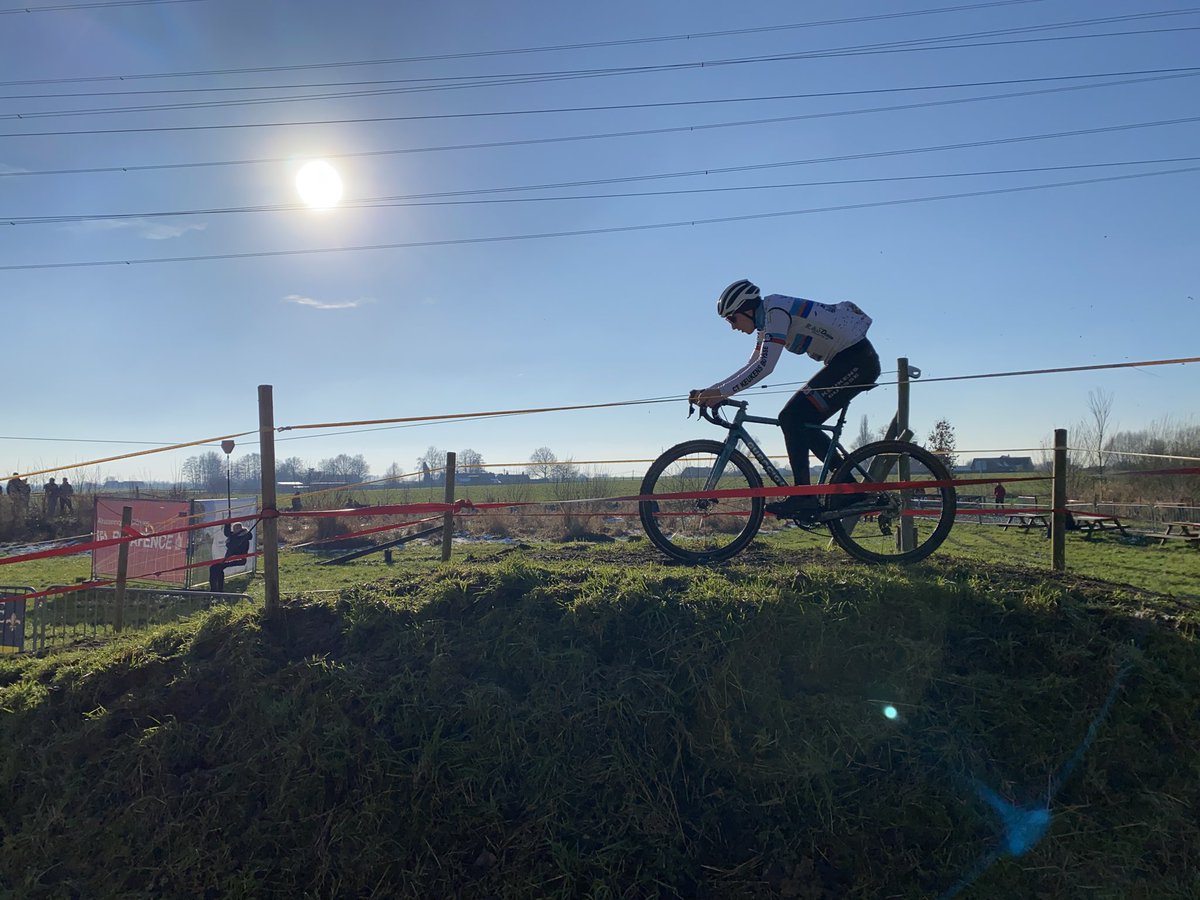 sporza_koers's tweet photo. Welkom in het zonnige Otegem voor de herkansing van het Belgisch kampioenschap veldrijden π
ππ»ββοΈ start vrouwen: 13.45 uur
ππ»ββοΈ start vrouwen: 15.15 uur
#CXOtegem https://t.co/Uigcvcxh9H
