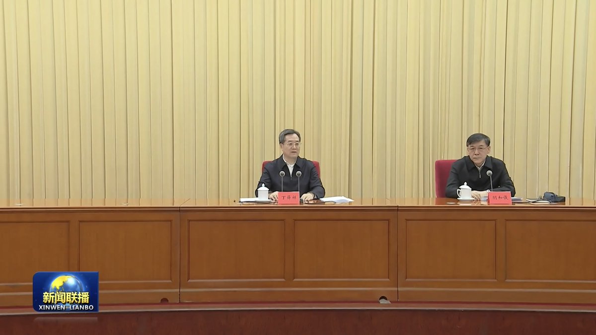 cnpoliwatch's tweet image. 全国科技工作会议召开。国务院常务副总理、中央科技委主任丁薛祥出席会议并讲话。
科技部长、中央科技办主任阴和俊在主席台就座。
国务院常务副秘书长王志军、财政部长蓝佛安、中科院院长侯建国、工程院院长李晓红、国家卫健委、中央保健委副主任曾益新在第一排就座。