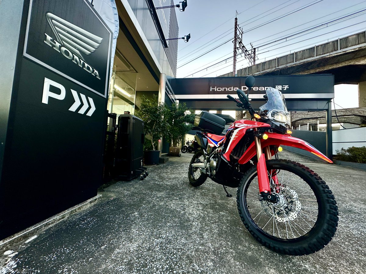 s_taroo's tweet photo. 今日は #CRF250Rally の初回点検へ🛠️ 
1ヶ月点検といえど20日で1,550kmも走っちゃったのでオイルは少し贅沢してG3にエレメントも交換、チェンも初期伸びを調整してもらいスッキリ✨

待ち時間で #CB650 のeクラッチを試乗しましたが楽しいですねコレ！ https://t.co/OzBKQDrEhW