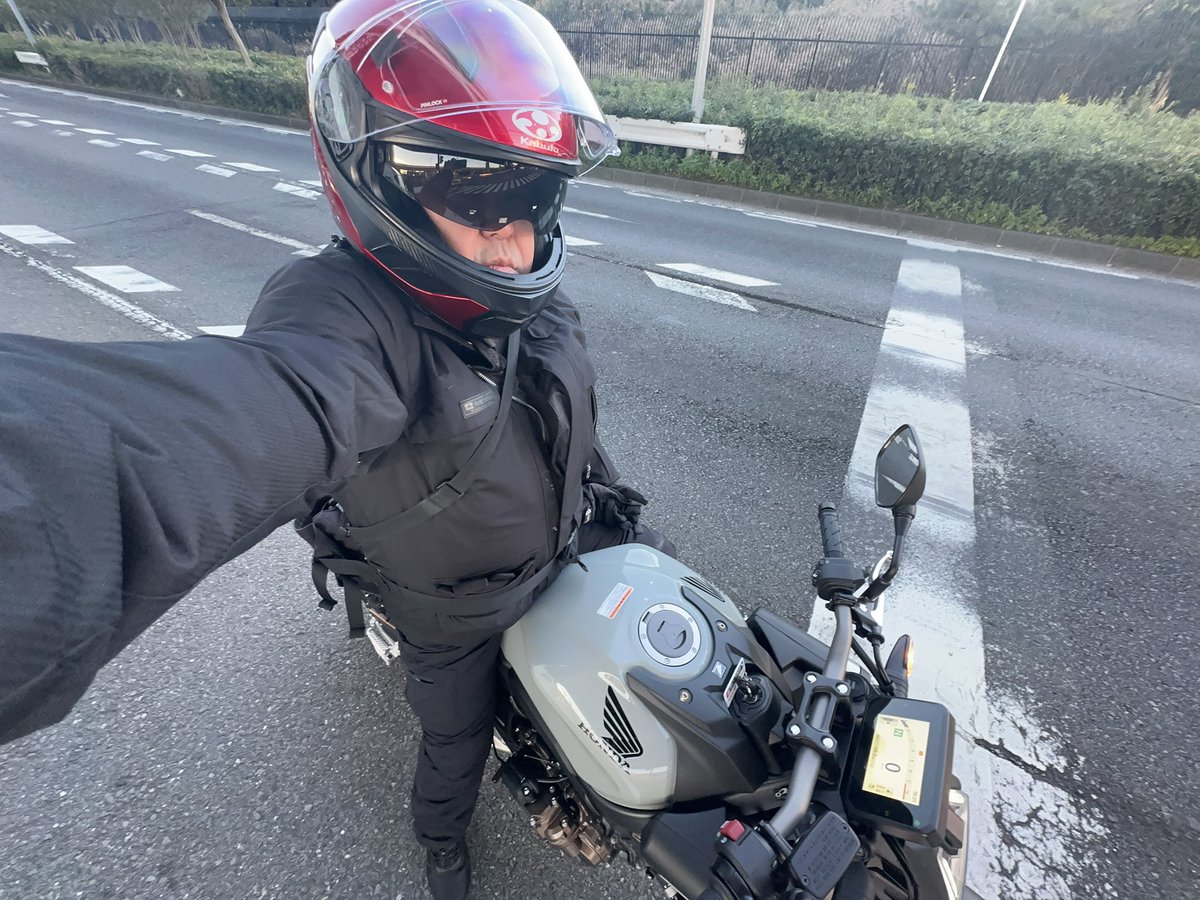 s_taroo's tweet photo. 今日は #CRF250Rally の初回点検へ🛠️ 
1ヶ月点検といえど20日で1,550kmも走っちゃったのでオイルは少し贅沢してG3にエレメントも交換、チェンも初期伸びを調整してもらいスッキリ✨

待ち時間で #CB650 のeクラッチを試乗しましたが楽しいですねコレ！ https://t.co/OzBKQDrEhW