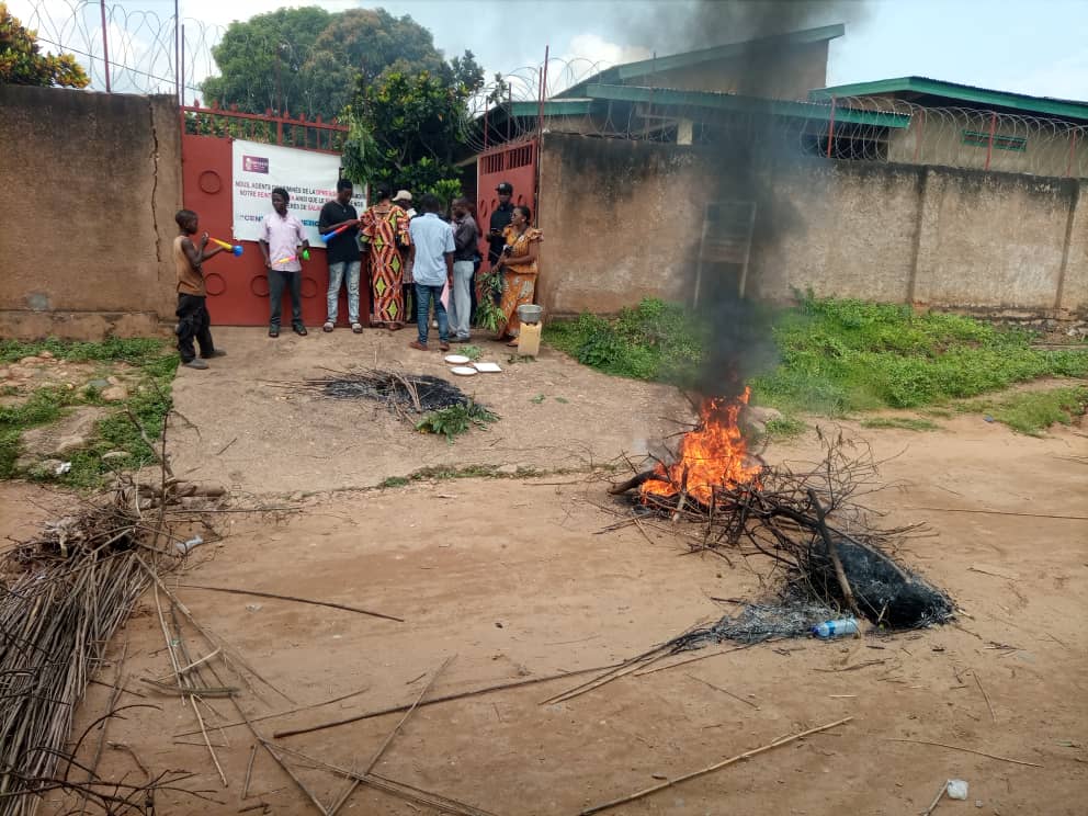 acprdcongo's tweet photo. #RDC: Un sit-in a été organisé lundi, devant le bureau de liaison de la Direction provinciale de mobilisation et encadrement des recettes (#DPMER) d’Uvira, ville de la province du Sud-Kivu, dans l’est de la République démocratique du Congo, pour réclamer le paiement de 7 mois d’arriérés des agents suspendus, a constaté l’ACP.
Découvrez d'autres informations sur notre site web :https://t.co/tGEWJ2Bgzn