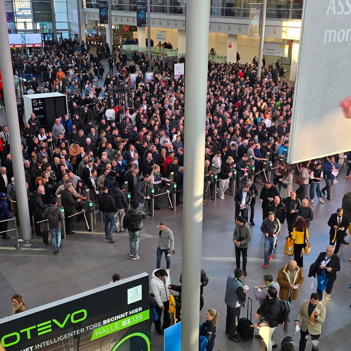 prneu1's tweet photo. Erste Impressionen von der #BAU2025.
Hanno präsentiert sich mit seinem neuen Messestand (Halle B6/322).

#Messe #BAU #Hannowerk https://t.co/Z69nHlbB17