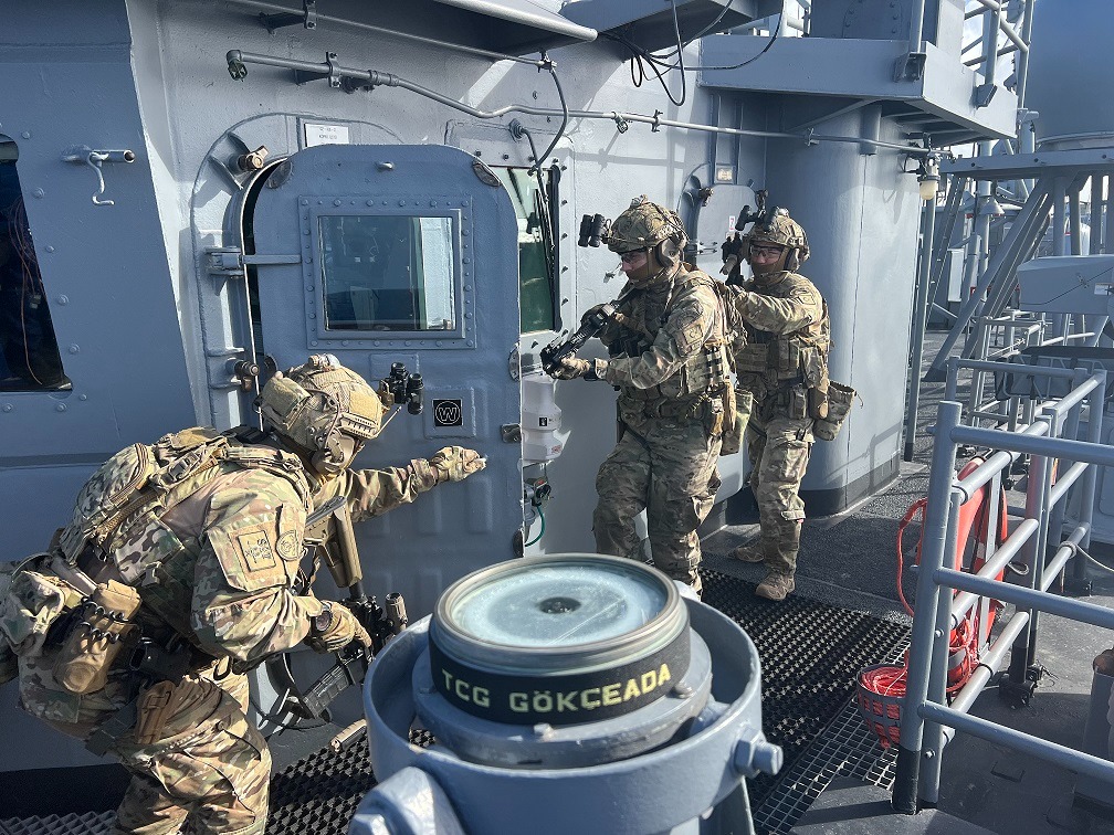 tcsavunma's tweet photo. Türk Deniz Görev Grubu kapsamında, Khoms/Libya açıklarında bulunan TCG GÖKÇEADA fırkateyninde; 

✅ Halattan Serbest Kayma
✅ Gemi Zapt 
✅ Müsadere eğitimleri gerçekleştirildi.

#MillîSavunmaBakanlığı https://t.co/OTPW5KbK5j