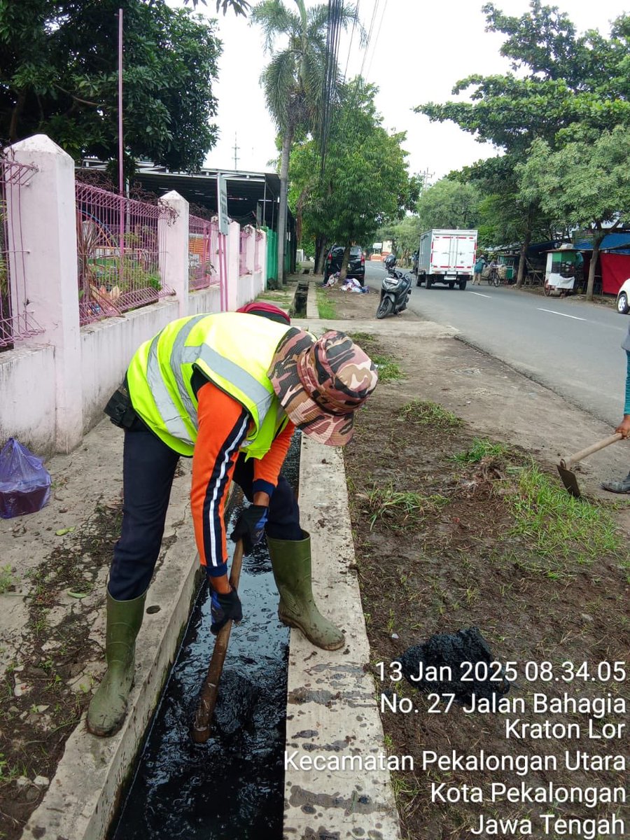 Senin, 13 Januari 2025 melalui Bidang Bina Marga DPUPR Kota Pekalongan melaksanakan kegiatan rutin Pemeliharaan Rutin Saluran pematus Jalan Bahagia, dengan adanya kegiatan tersebut diharapkan dapat mengurangi banjir serta saluran air tdk mampet dan lancar aliran air.