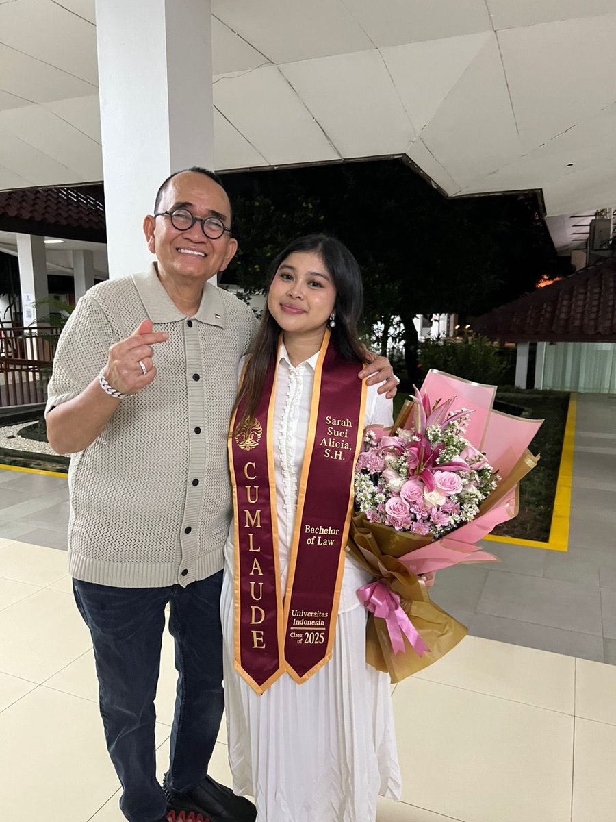 Terima kasih Tuhan, AnakKu Sarah Lulus yang pertama dari Angkatannya Jurusan Hukum Internasional tepat 3 1/2 tahun Fakultas Hukum Universitas Indonessia Cumlaude Tuhan terusss Memberkati AnakKu Merdeka👍❤️🙏🇮🇩.