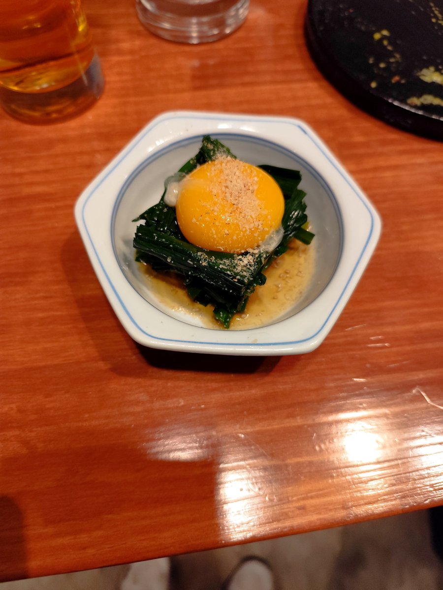 naniwa_harupy's tweet photo. 天満 スタンド流転
流転のネギま・なめろう・ニラ玉のお浸し・ソラチの生ビール
ネギまは鴨のコンヒィにネギソースに白髪ネギを盛ってます。
なめろうは焼サバとマスカルポーネを合わしたヤツ
ニラ玉は見た通りのニラのお浸し生卵乗っけ
捻ったメニューにごっちゃんし！ https://t.co/eVInPwofjE