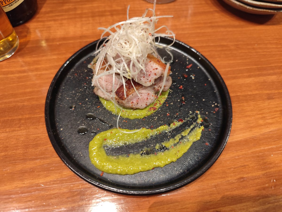 naniwa_harupy's tweet photo. 天満 スタンド流転
流転のネギま・なめろう・ニラ玉のお浸し・ソラチの生ビール
ネギまは鴨のコンヒィにネギソースに白髪ネギを盛ってます。
なめろうは焼サバとマスカルポーネを合わしたヤツ
ニラ玉は見た通りのニラのお浸し生卵乗っけ
捻ったメニューにごっちゃんし！ https://t.co/eVInPwofjE