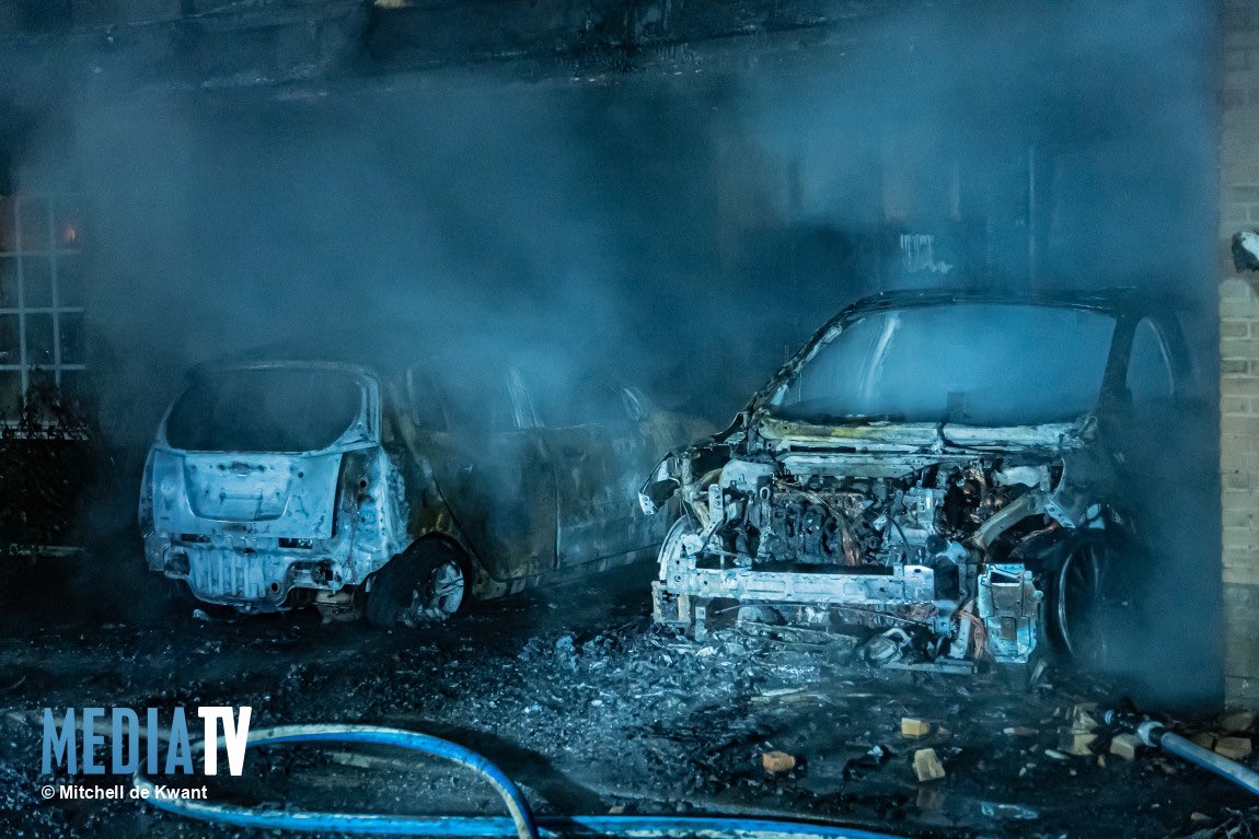 112 melding Grote brand verwoest auto’s en carport in Ridderkerk