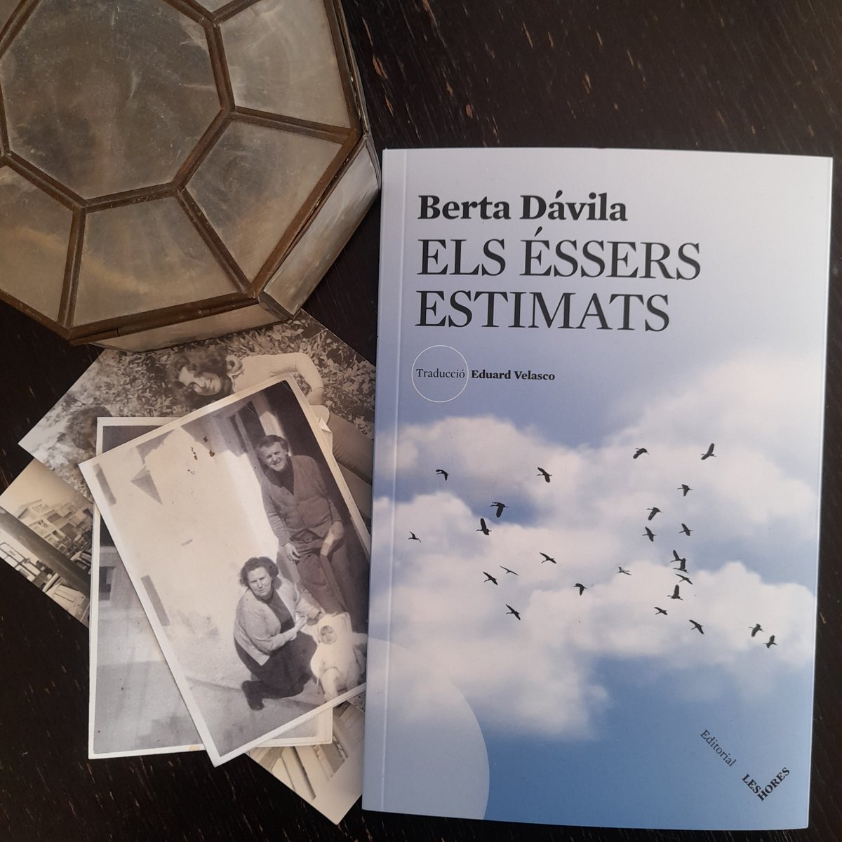 edleshores's tweet photo. ✨Ja les llibreries
📚 Els éssers estimats, de Berta Dávila
🌍@Eduard_dCV
🖊️ Berta Dávila s’endinsa en el gran canvi personal i vital  Una reflexió sobre la maternitat, els vincles afectius, i sobre la decisió vital de tenir o no tenir un fill.
https://t.co/Xm4hVtYDnP https://t.co/eXeHiFf7EZ