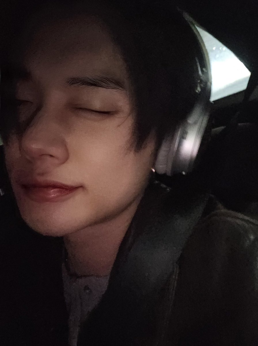 translatingTXT's tweet photo. [250113] weverse dm 🦊💬

🦊 here’s a present~
🦊 yup i’m in a taxi! https://t.co/UwD9Z6Lg53