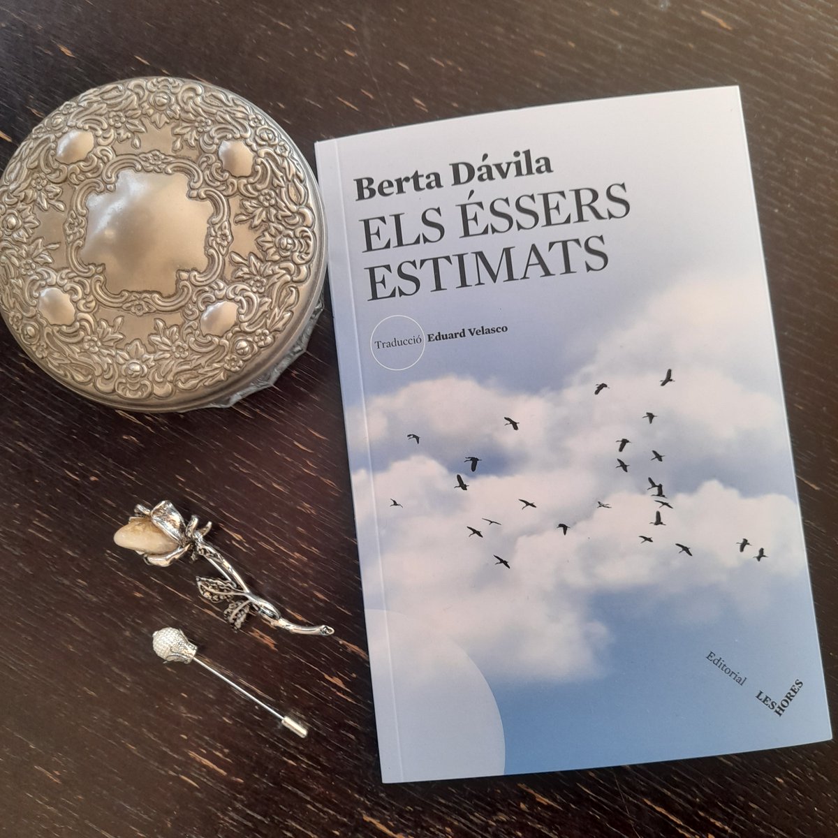 edleshores's tweet photo. ✨Aquesta setmana arriba a les llibreries
📚 Els éssers estimats, de Berta Dávila
🌍Trad @Eduard_dCV
🖊️Els éssers estimats és un retrat sobre què significa l’amor maternal. Una novel·la sobre els vincles afectius que ens sostenen i ens expliquen.
https://t.co/Xm4hVtY5yh https://t.co/12hDAtpd2f